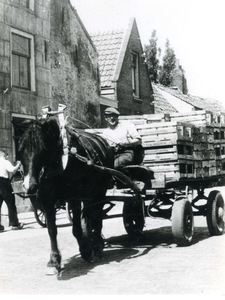 ZW_PERSONEN_117 De heer Piet Monteny met paard en wagen; ca. 1950