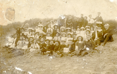 ZW_PERSONEN_147 Schoolkinderen uit Zwartewaal in de duinen; ca. 1927