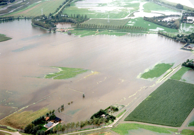 ZW_WATEROVERLAST_14 Luchtfoto van Zwartewaal met ondergelopen weilanden na overvloedige regenval; 17 september 1998