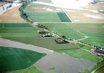 ZW_WATEROVERLAST_23 Luchtfoto van Zwartewaal met ondergelopen weilanden na overvloedige regenval; 17 september 1998