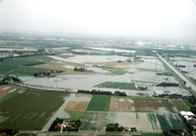 ZW_WATEROVERLAST_24 Luchtfoto van Zwartewaal met ondergelopen weilanden na overvloedige regenval; 17 september 1998