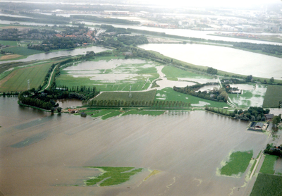 ZW_WATEROVERLAST_27 Luchtfoto van Zwartewaal met ondergelopen weilanden na overvloedige regenval; 17 september 1998