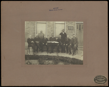 FOTO_GF_B012 Groepsportret van het bestuur van de Boerenleenbank in Oostvoorne; ca. 1914