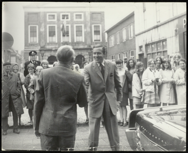 FOTO_GF_B013 Tijdens een bezoek aan Brielle wordt Prins Claus bij het stadhuis ontvangen door burgemeester H. van Es; ...