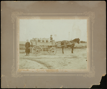 FOTO_GF_C002 Een paard met wagen vol melkbussen. Op de kar Leendert Noordermeer, erachter zijn dochter; ca. 1920