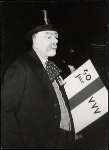 FOTO_GF_C103 Deelnemer aan de maskerade in Brielle, met een bord: 40 jaar VVV; ca. 1962