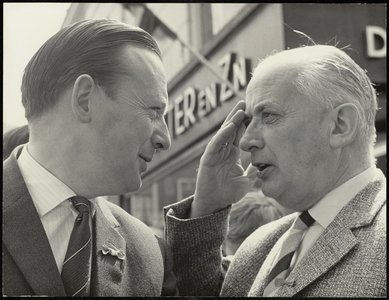 FOTO_GF_C105 Portret van twee mannen voor de winkel van Gruyter en Zn.; 1962
