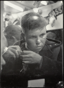 FOTO_GF_C113 Een jongen bij een attractie op de kermis in Brielle; 1962