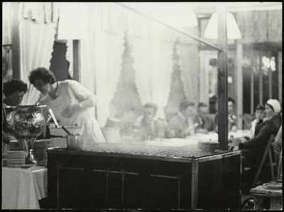 FOTO_GF_C115 De poffertjeskraam op de kermis in Brielle; 1962