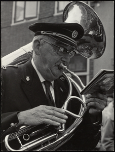 FOTO_GF_C121 Portret van Aren v/d Vlugt, spelend op een trombone; 15 februari 1962