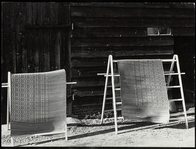 FOTO_GF_C124 Matten hangen uit over een wasrek; ca. 1962