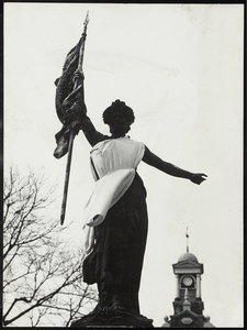 FOTO_GF_C126 Het vrijheidsbeeld De Nymph is aangekleed met een jurk; ca. 1962