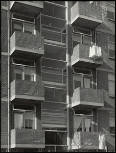 FOTO_GF_C127 Balkons van de flat langs de Trompstraat; ca. 1962