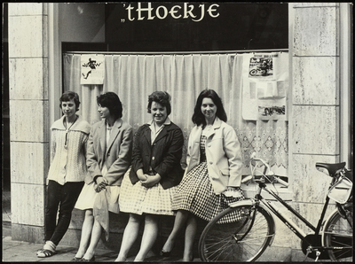 FOTO_GF_C129 Portret van vier meisjes voor Patat en IJssalon 't Hoekje; 1962