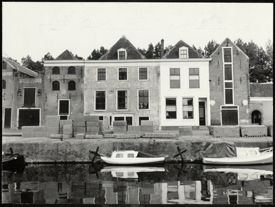 FOTO_GF_C134 Panorama 3/5 van panden langs het Scharloo. Pakhuizen en woningen; 1962