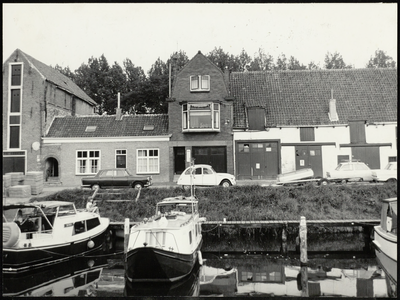 FOTO_GF_C135 Panorama 4/5 van panden langs het Scharloo. Pakhuizen en woningen; 1962