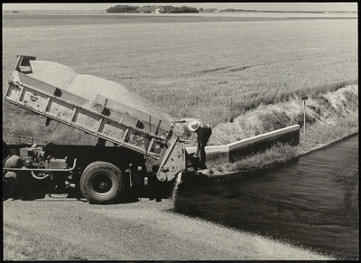 FOTO_GF_C142 Het asfalteren van de Dwarsweg in de polder van Zuidland, ter hoogte van de hoek met de Zuidoordsedijk; 1990