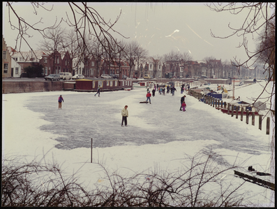 FOTO_GF_C213 Schaatsen op de Maarlandse haven tussen de Kippenbrug en de Sloepenloods; 1987