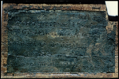 FOTO_GF_D036 Schrijfplankje van was met inscriptie over het heffen belasting over tonnen haring, gevonden in een ...