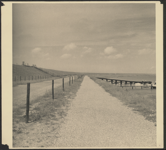 FOTO_GF_E020 De Brielse Maasdam, met links op de dijk het monument; ca. 1955