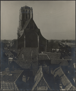 FOTO_GF_E028 Kijkje op de St. Catharijnekerk vanaf de toren op De Zalm; ca. 1965