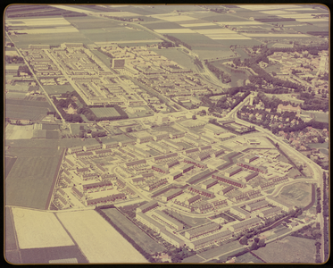 FOTO_HARDBOARD_006 Luchtfoto van de wijken Zuurland en Rugge, rechts de vesting Brielle; ca. 1970