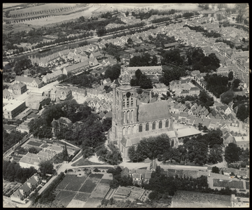 FOTO_HARDBOARD_008 Luchtfoto van de St. Catharijnekerk; ca. 1960