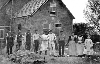KLW014 Bouw van de boerderij van Kornelis Wageveld en Nelia Tuk.Vlnr:1. Jaap Korevaart (1890-1965), opperman, ...