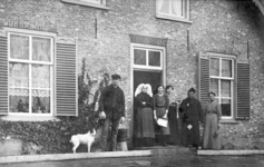 NLL035 Familie Peters voor de boerderij in Nieuwenhoorn. V.l.n.r.: 1. Arie Peters (1889-1976), (zoon van Andries Peters ...