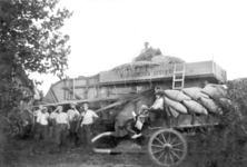 NLL043 Dorsen op de boerderij van Arie Peters en Neeltje Arentje Nieuwland. 3e van Links: Arie Peters; ca. 1943