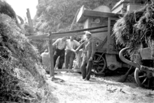 NLL045 Dorsen op de boerderij van Arie Peters en Neeltje Arentje Nieuwland. Met de dorsmachine van Cor Kwak. Rechts: ...