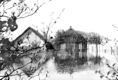 NLL048 De boerderij van Arie Peters en Neeltje Arentje Nieuwland tijdens de inundatie; Pinksteren 1944