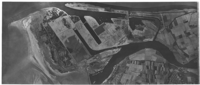 LUCHTFOTO_NEGATIEF_001 De aanleg van de Europoort. Links natuurgebied De Beer, rechtsonder een stuk Brielle; Maart 1961