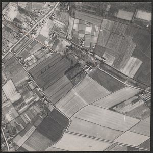 LUCHTFOTO_VOORNE_012C Linksboven de Heveringseweg, de Kranenhoutlaan en de Rietdijk. rechtsonder de Panneweg; ca. 1963