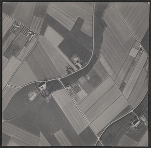LUCHTFOTO_VOORNE_014A De Aelbrechtsweg, de Kloosterweg en de Konneweg. Rechtsonder de Kerkhoekweg; ca. 1963