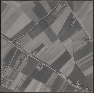LUCHTFOTO_VOORNE_014C Linksboven de Kerkhoekweg, rechtsboven de Konneweg. Rechtsonder de Ruigendijk; ca. 1963
