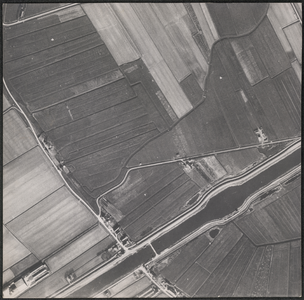 LUCHTFOTO_VOORNE_042C De Rijswaardsedijk en de Oudedijk West. Het Kanaal door Voorne; ca. 1963