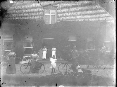 GN1040 Foto van de familie en het personeel voor Huize Mildenburg; ca. 1925