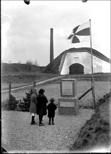 GN2011 Een drietal kinderen bezichtigen het 1 april monument; ca. 1925