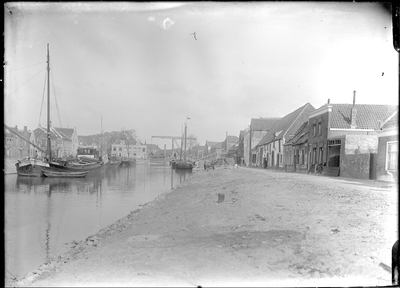 GN2013 De haven en huizen langs het Scharloo en Turfkade; ca. 1925