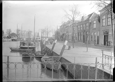 GN2014 Gezicht op de haven, kade, een schip en huizen (Maarland 21-27); ca. 1910