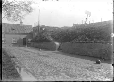 GN2032 Trap in de wallen naar de Kaaipoort. Op de achtergrond de Poortwachterswoning; ca. 1920