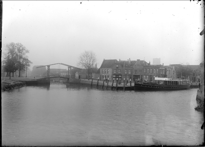 GN2038 De haven langs het Slagveld en het Maarland, met de veerboot Vlaardingen VI en de Rode Brug; ca. 1920