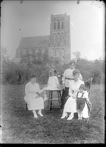 GN2039 Familieportret van een onbekende familie, met de Catharijnekerk op de achtergrond; ca. 1915