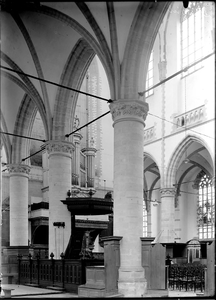 GN2043 Interieur van de Catharijnekerk, met onder meer het orgel en de preekstoel; ca. 1920