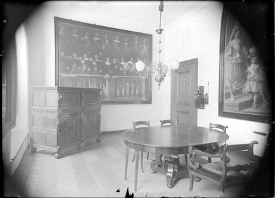 GN2054 Het interieur van het stadhuis : de burgemeesterskamer met kast, telefoon en schuttersstuk; ca. 1925