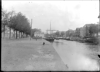 GN2061 Huizen langs het Scharloo, bomen op de Turfkade en het Zuidspui; ca. 1920
