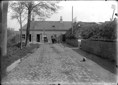GN2062 Poort en poortwachterwoning, met paard en wagen; ca. 1920
