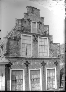 GN2067 Gevel van het huis langs de Voorstraat 27 met muurankers; ca. 1920