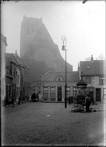 GN2086 Zicht op de Catharijnekerk vanaf het Wellerondom, met paard en wagen en wegwerker; ca. 1920